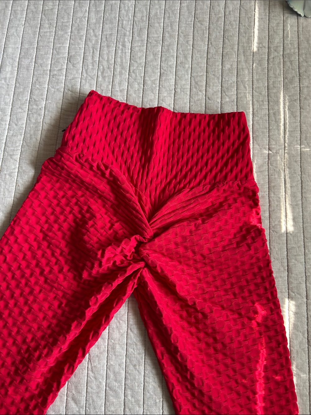 Born primitive high rise scrunch butt textured red raspberry leggings S - Picture 8 of 8